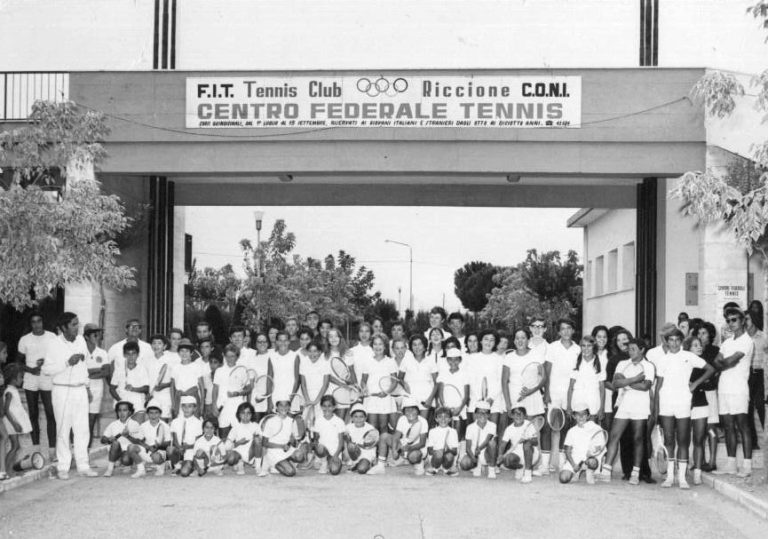 Riccione 1970: il Tennis Club e i protagonisti dei corsi in posa