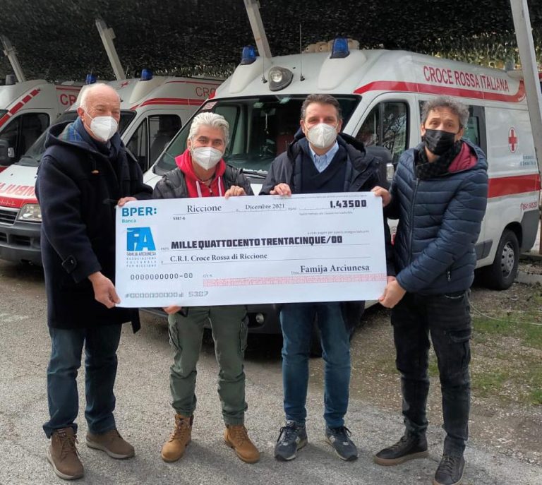 Famija Arciunesa dona 1.435 euro a Croce Rossa per una nuova ambulanza